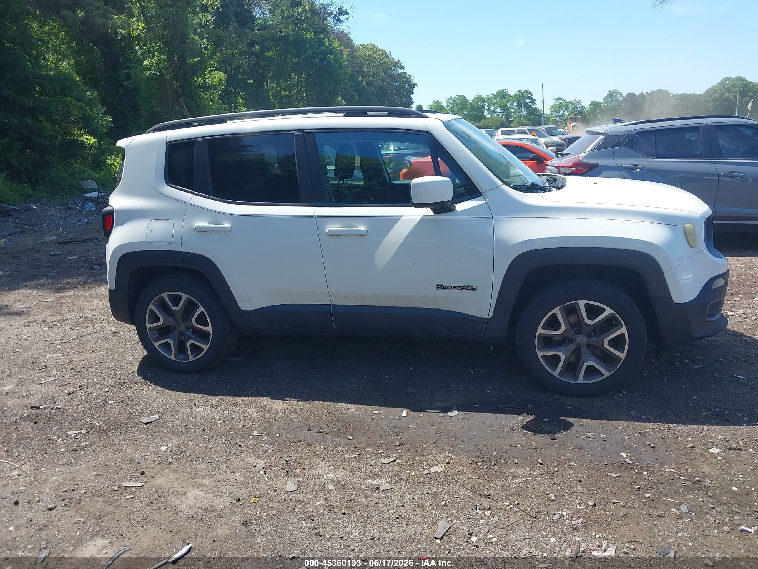 2015 Jeep Renegade Latitude Белый vin: ZACCJBBT4FPC05384