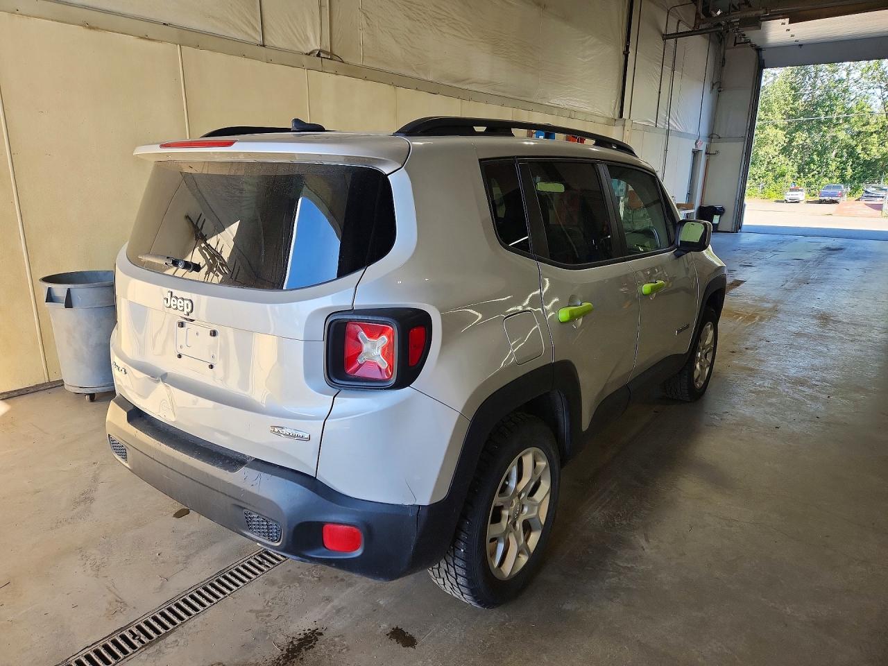 2015 Jeep Renegade Latitude Silver vin: ZACCJBBT5FPB22255