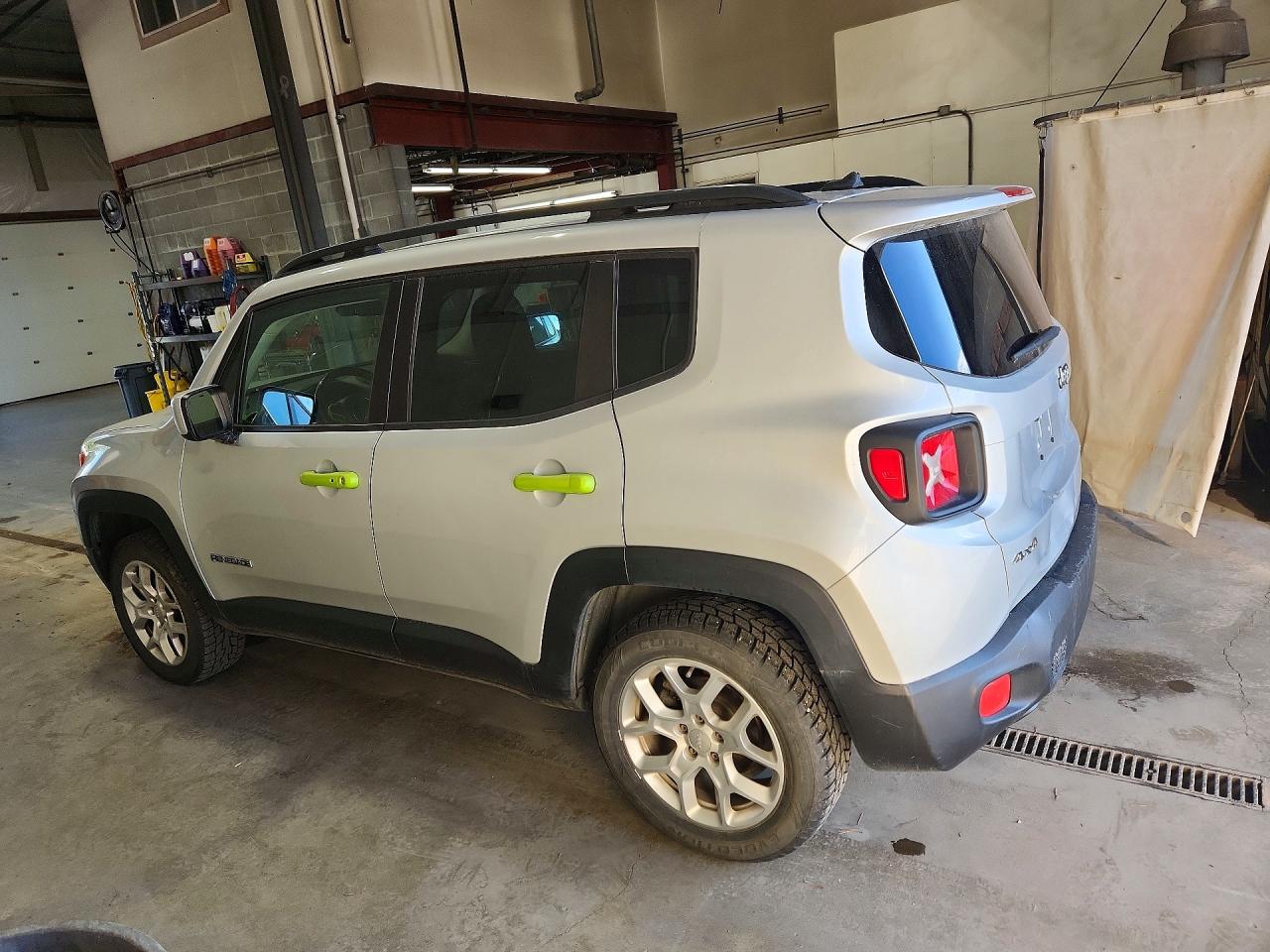 2015 Jeep Renegade Latitude Silver vin: ZACCJBBT5FPB22255