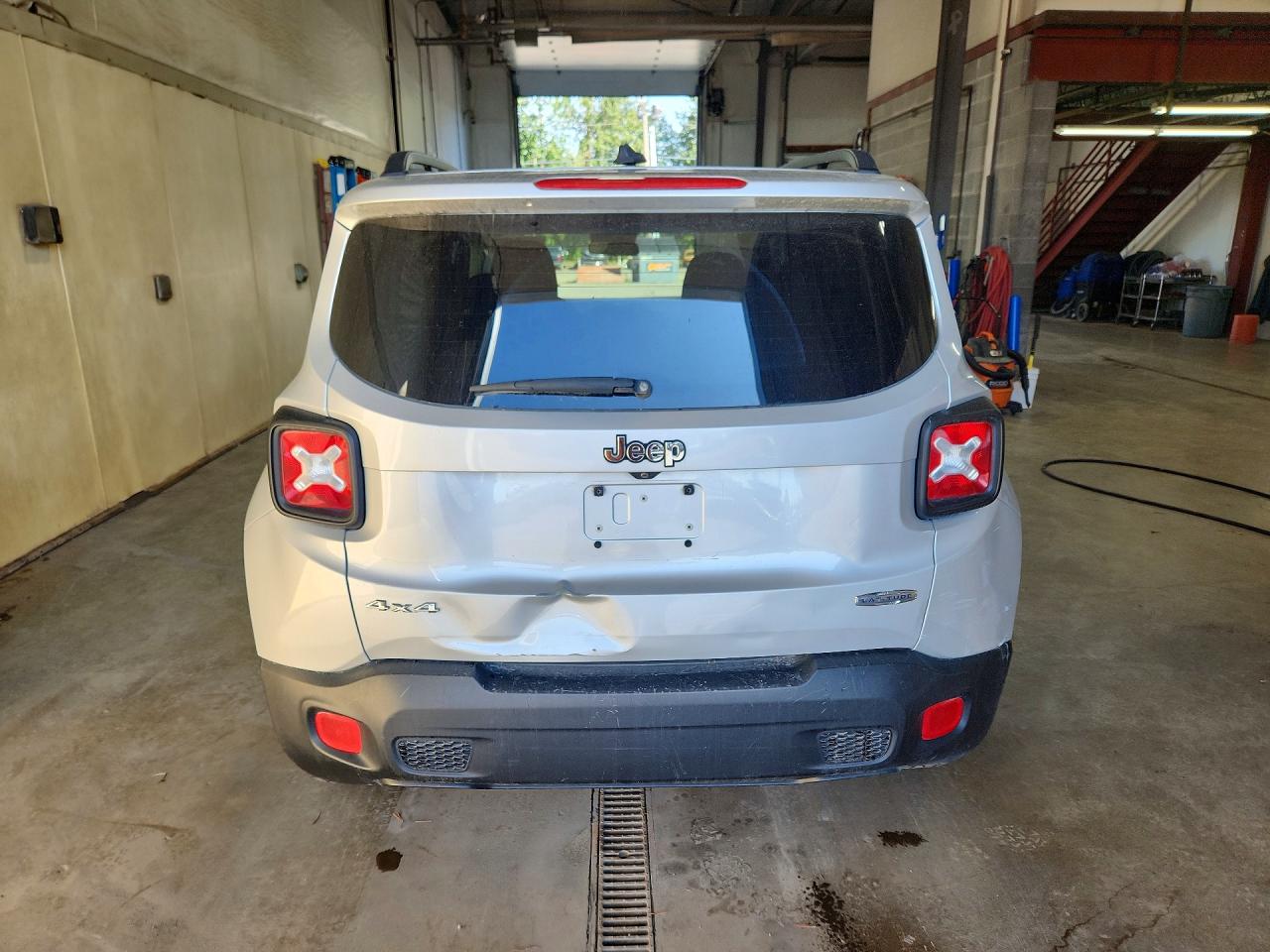 2015 Jeep Renegade Latitude Silver vin: ZACCJBBT5FPB22255