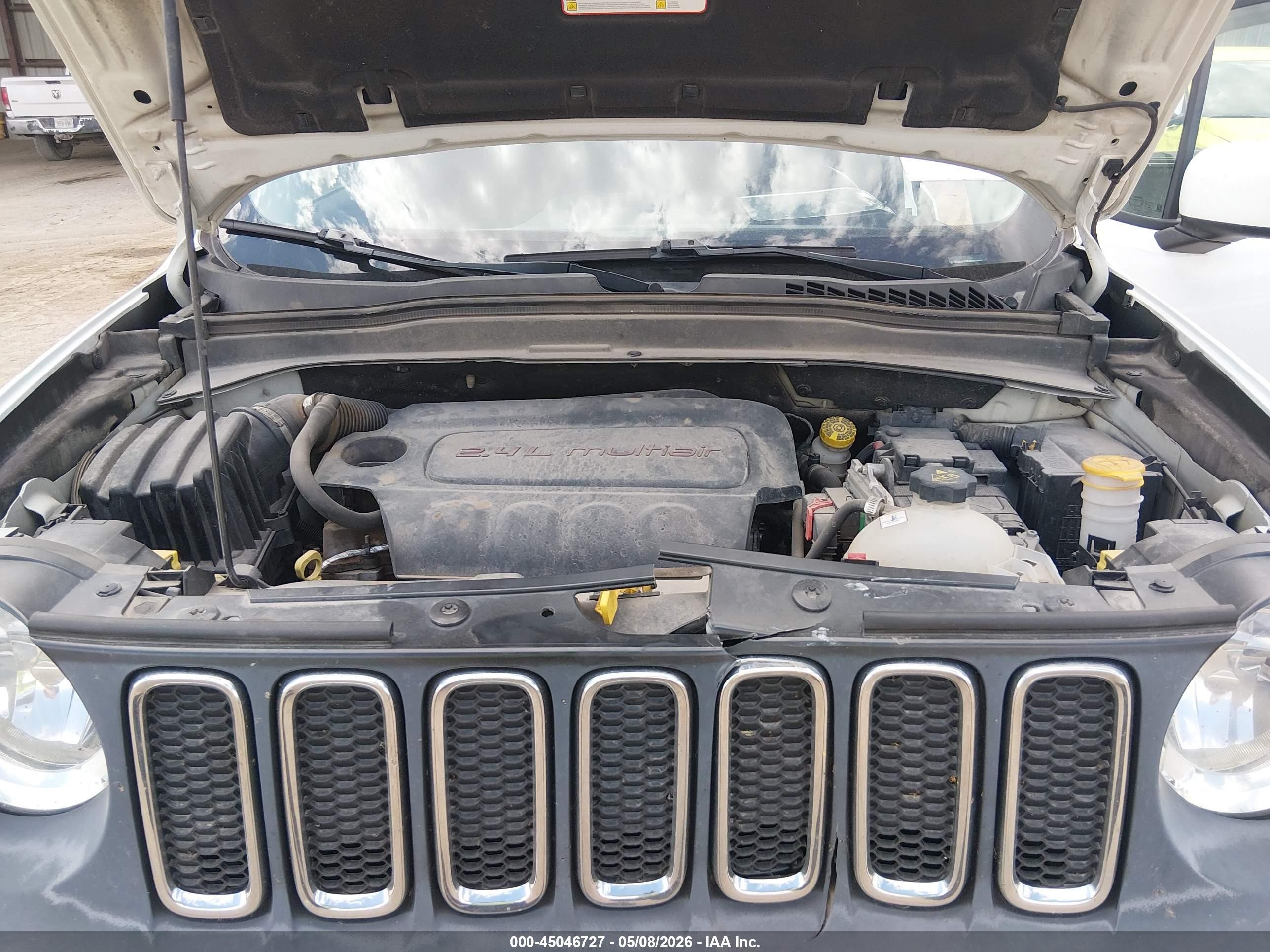 2015 Jeep Renegade Latitude White vin: ZACCJBBT5FPB29660