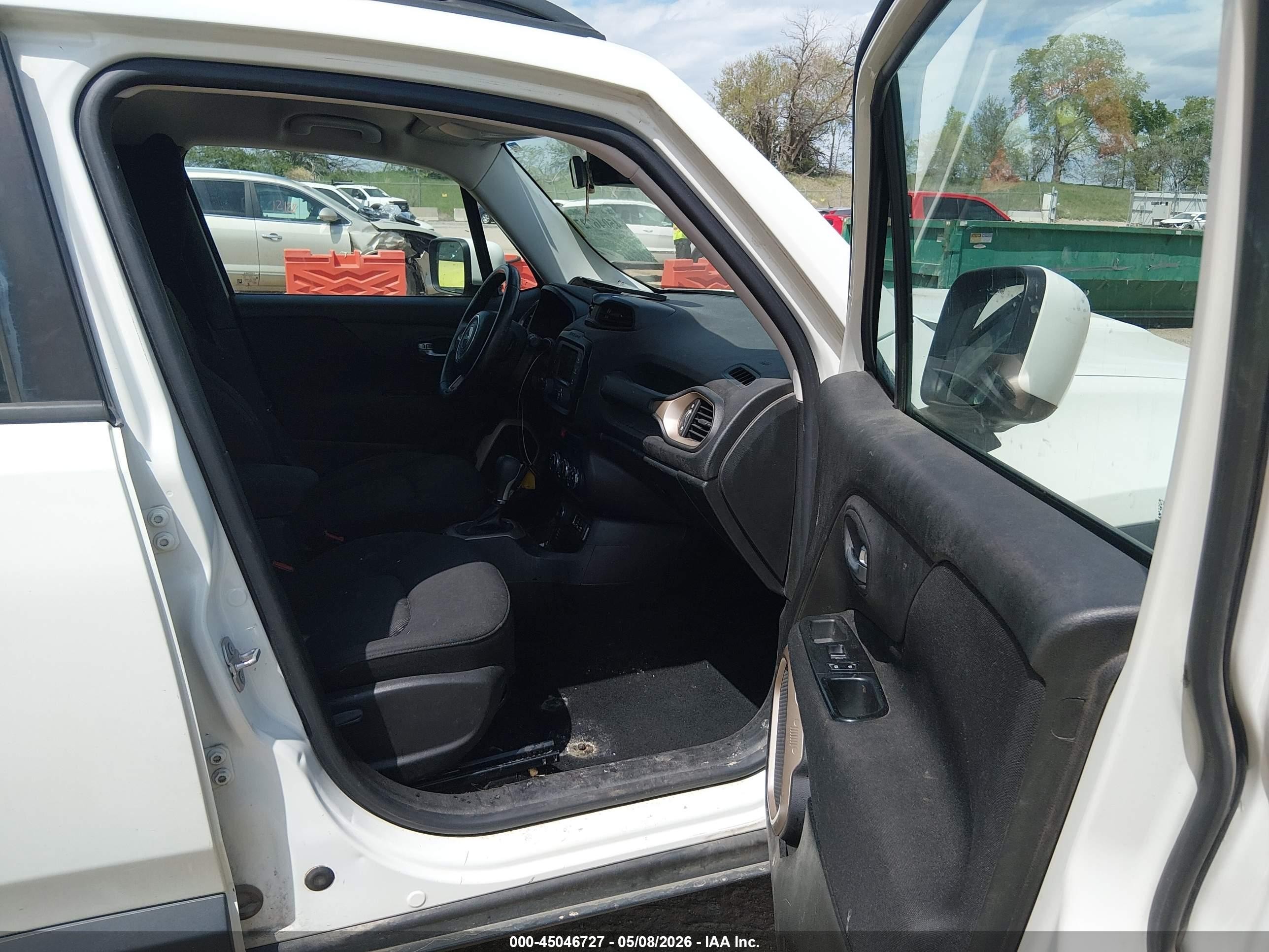 2015 Jeep Renegade Latitude White vin: ZACCJBBT5FPB29660
