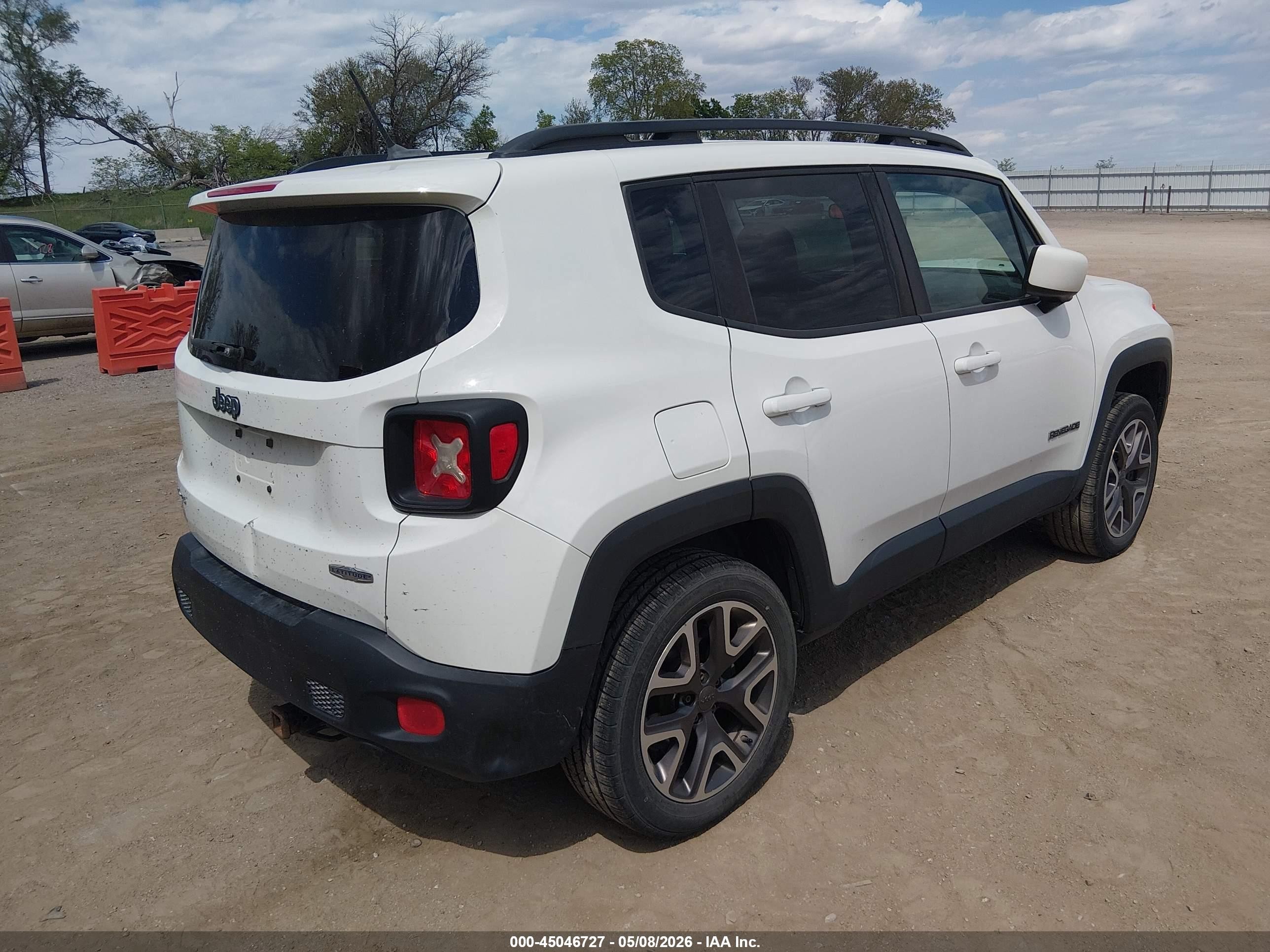 2015 Jeep Renegade Latitude White vin: ZACCJBBT5FPB29660