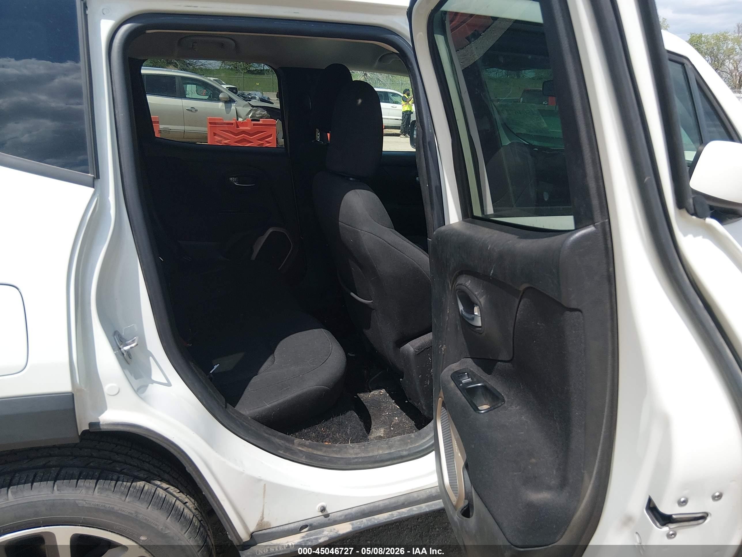 2015 Jeep Renegade Latitude White vin: ZACCJBBT5FPB29660