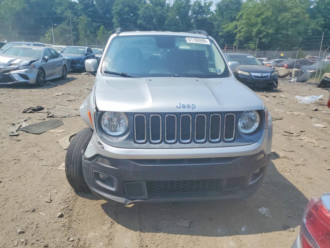 2015 Jeep Renegade Latitude Серебряный vin: ZACCJBBT5FPB36026