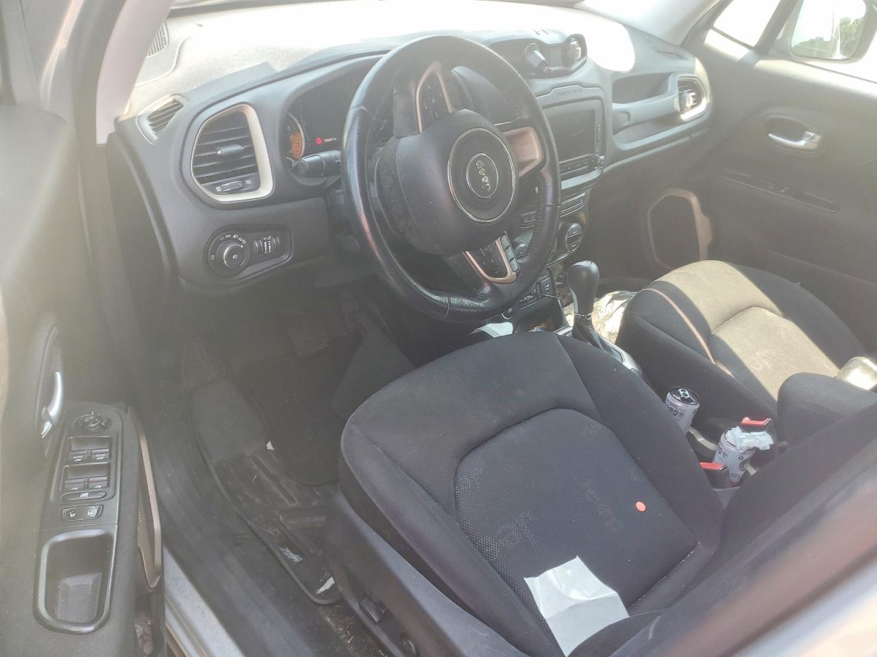 2015 Jeep Renegade Latitude Серебряный vin: ZACCJBBT5FPB36026