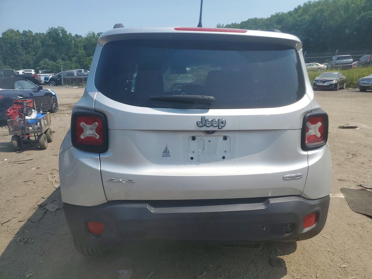 2015 Jeep Renegade Latitude Серебряный vin: ZACCJBBT5FPB36026