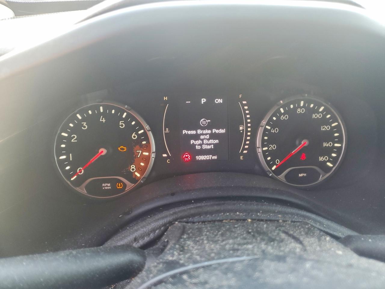 2015 Jeep Renegade Latitude Серебряный vin: ZACCJBBT5FPB36026