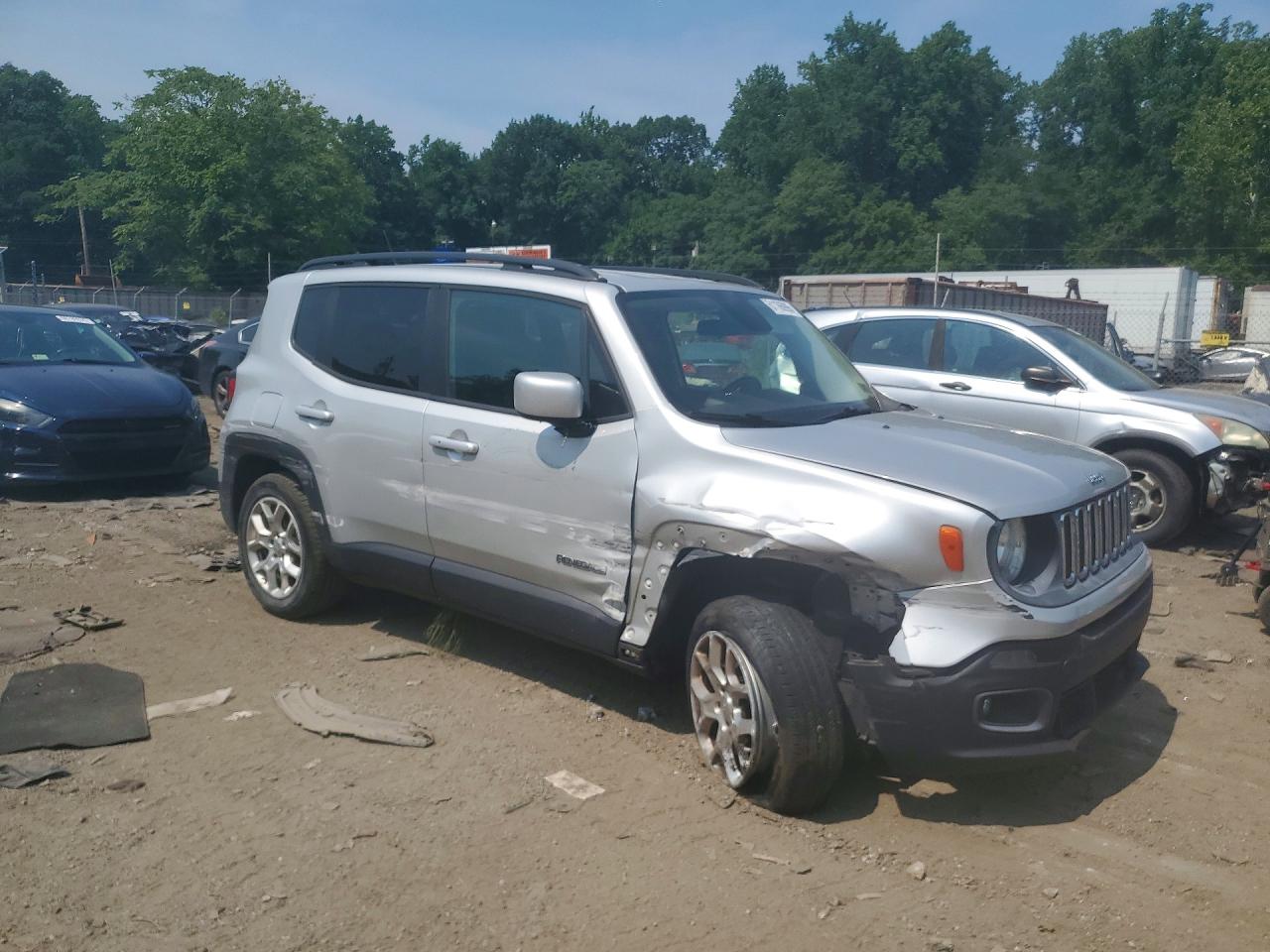 2015 Jeep Renegade Latitude Серебряный vin: ZACCJBBT5FPB36026