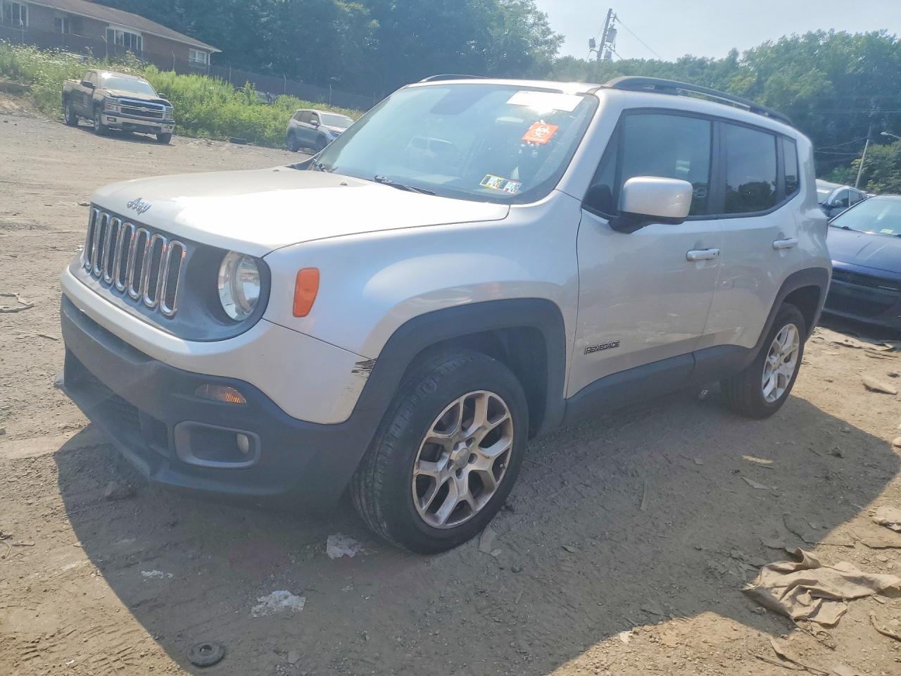 2015 Jeep Renegade Latitude Серебряный vin: ZACCJBBT5FPB36026