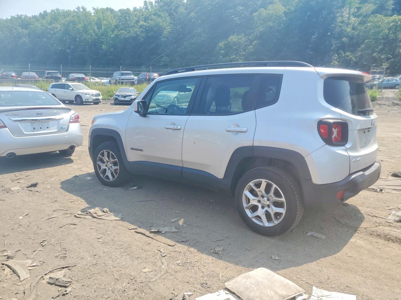 2015 Jeep Renegade Latitude Серебряный vin: ZACCJBBT5FPB36026