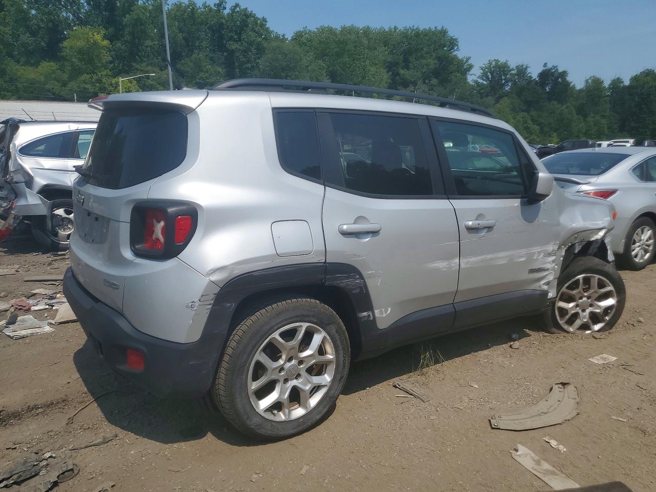 2015 Jeep Renegade Latitude Серебряный vin: ZACCJBBT5FPB36026
