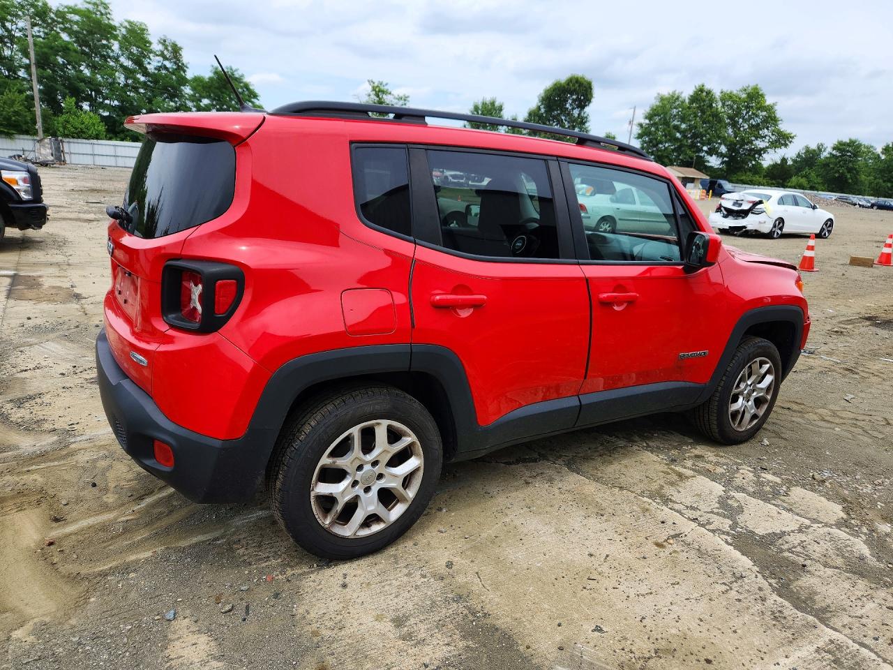 2015 Jeep Renegade Latitude Red vin: ZACCJBBT5FPB40237