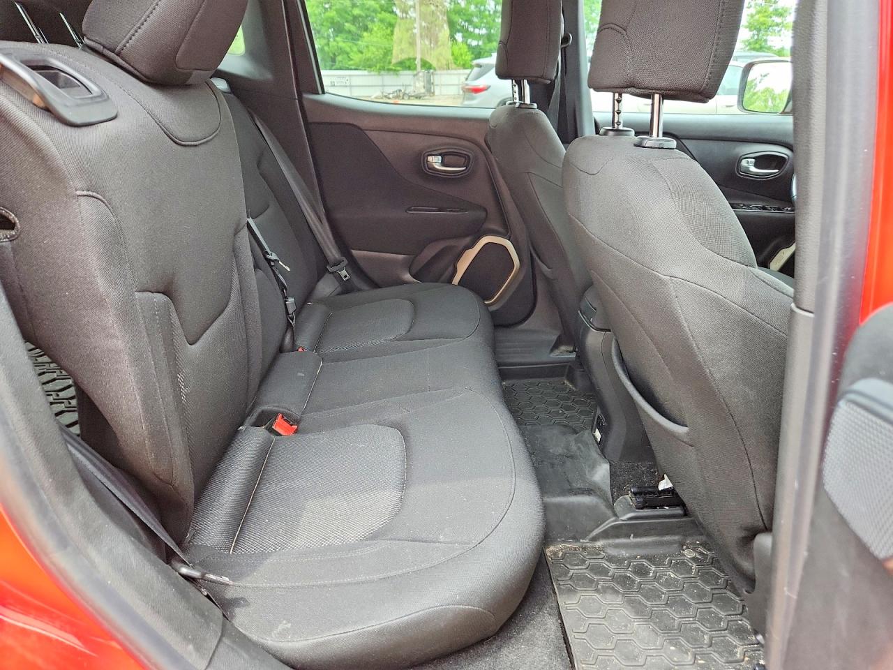 2015 Jeep Renegade Latitude Red vin: ZACCJBBT5FPB40237