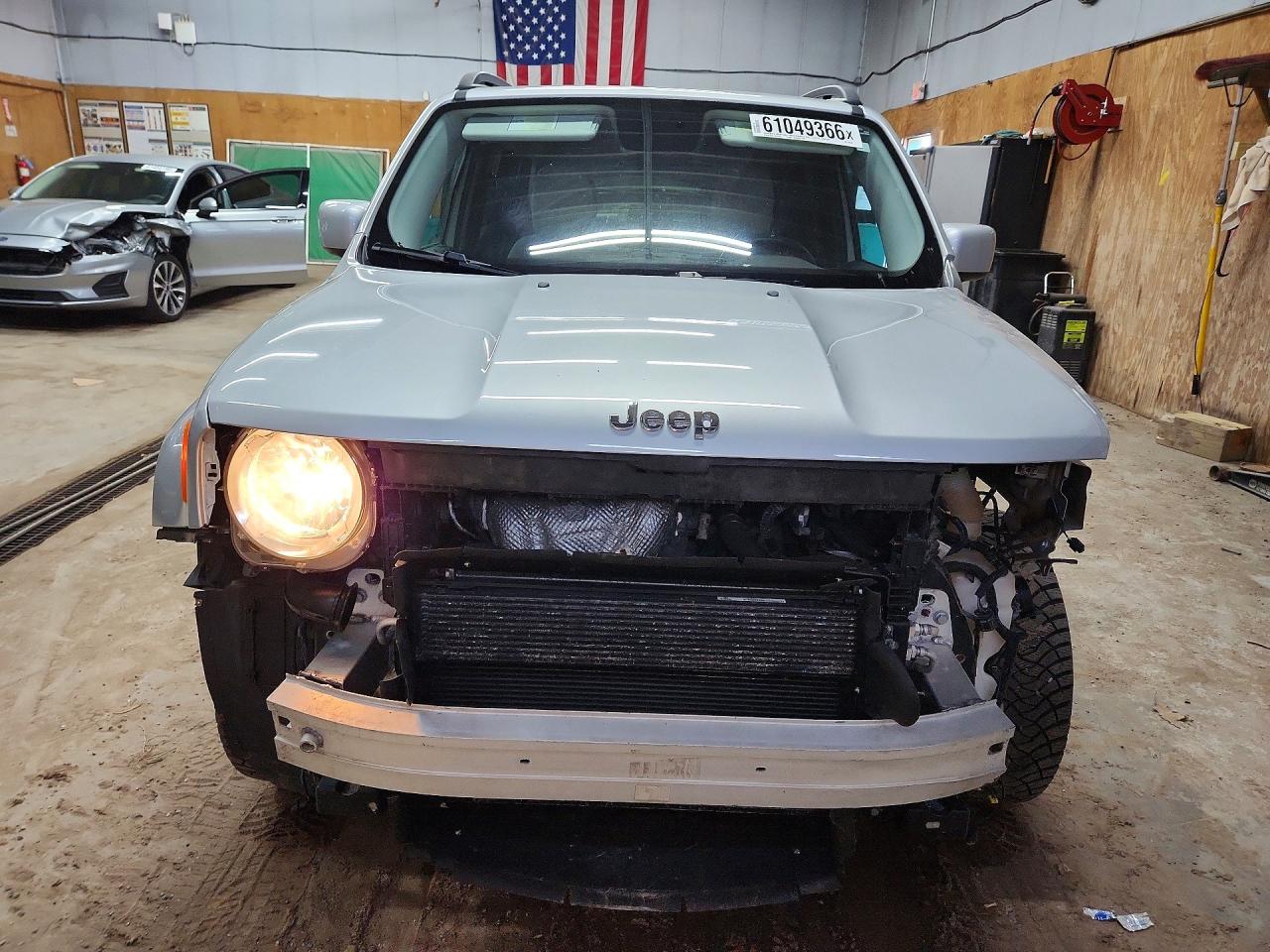 2015 Jeep Renegade Latitude Silver vin: ZACCJBBT5FPB45809