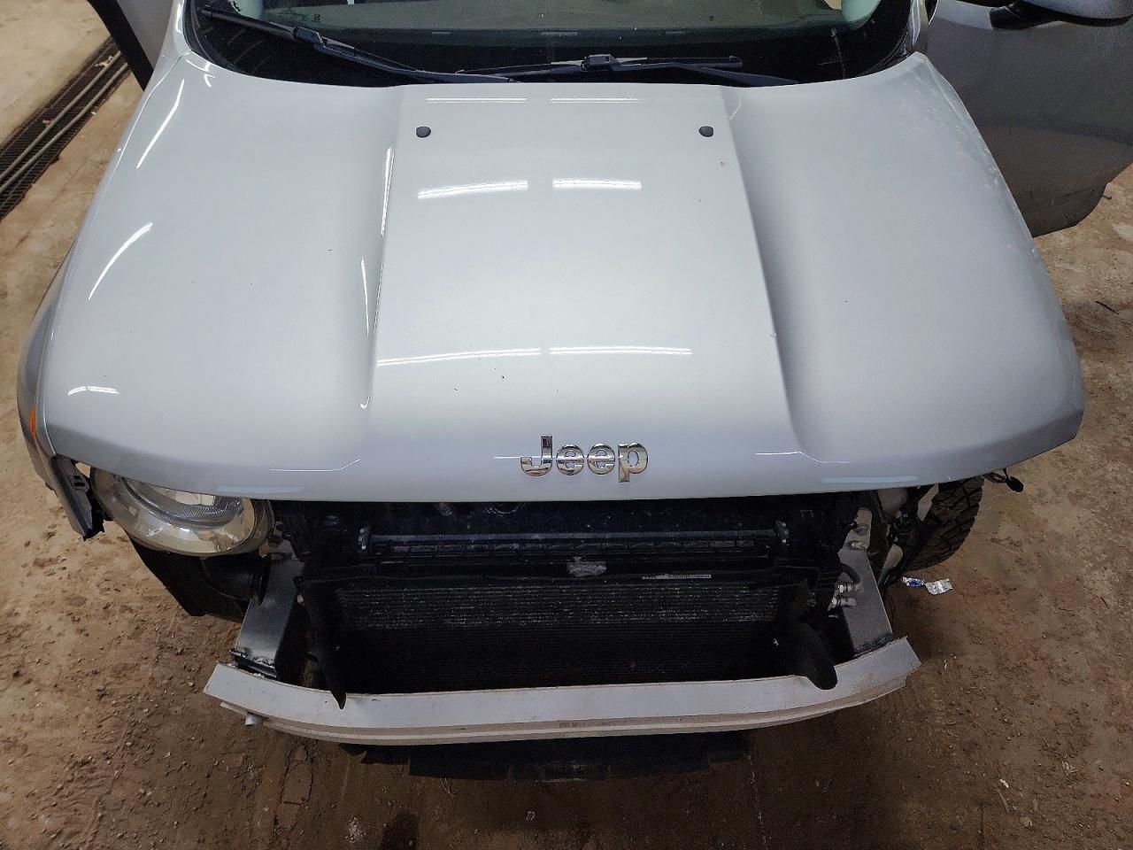 2015 Jeep Renegade Latitude Silver vin: ZACCJBBT5FPB45809