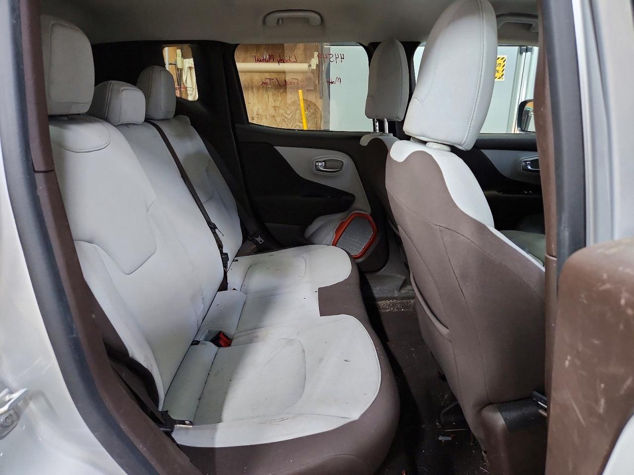 2015 Jeep Renegade Latitude Silver vin: ZACCJBBT5FPB45809