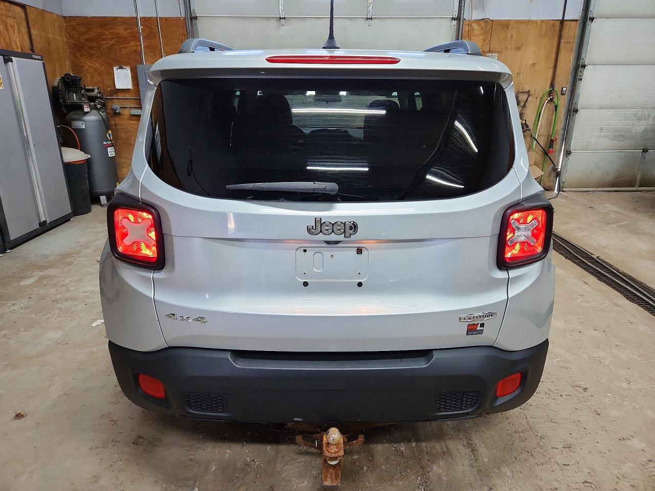 2015 Jeep Renegade Latitude Silver vin: ZACCJBBT5FPB45809