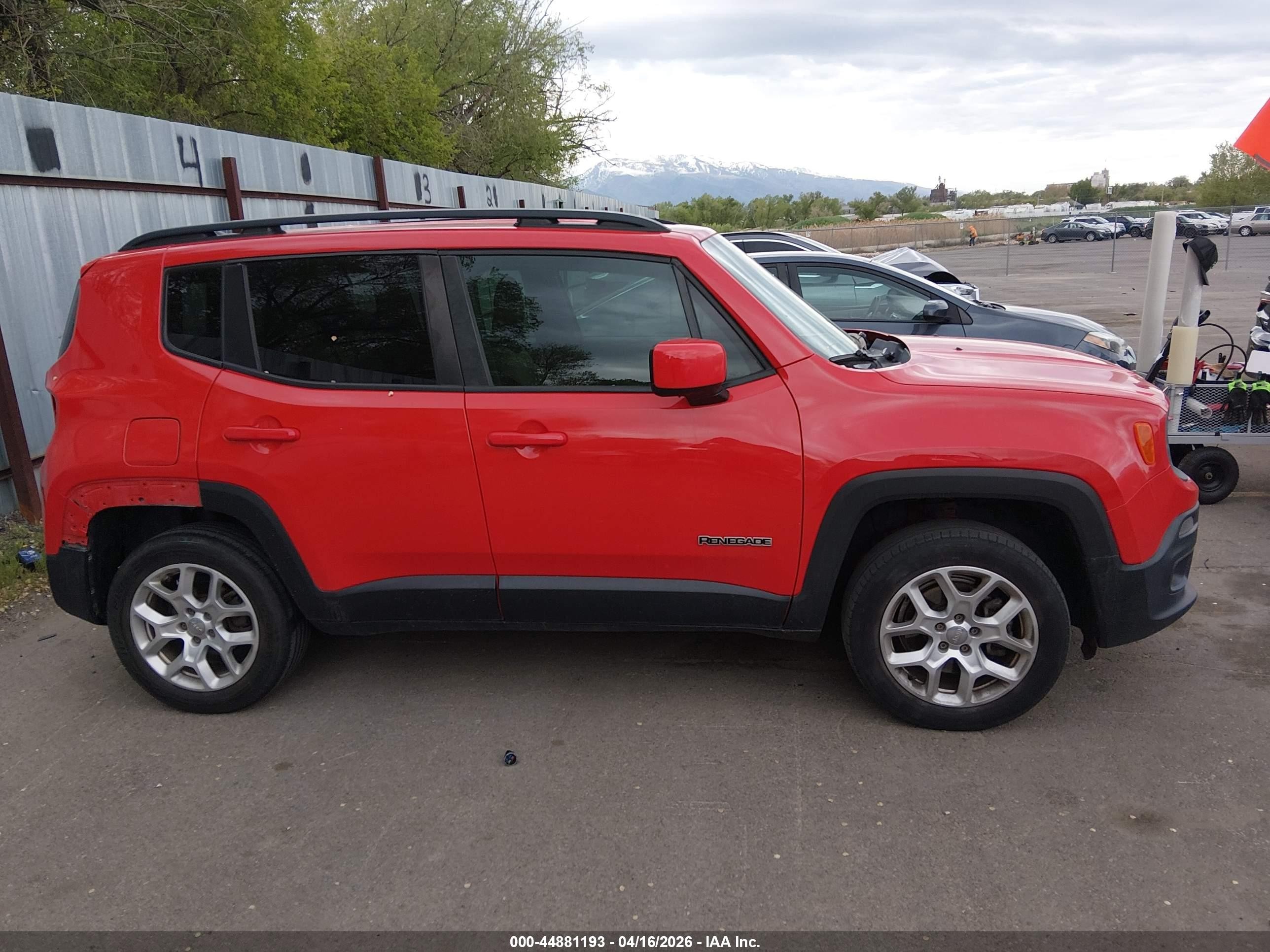 2015 Jeep Renegade Latitude Красный vin: ZACCJBBT5FPB49455