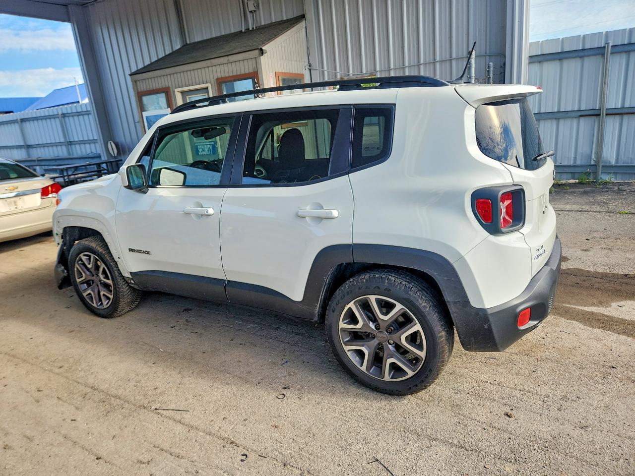 2015 Jeep Renegade Latitude White vin: ZACCJBBT5FPB85209