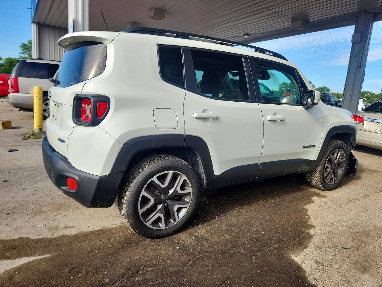 2015 Jeep Renegade Latitude White vin: ZACCJBBT5FPB85209