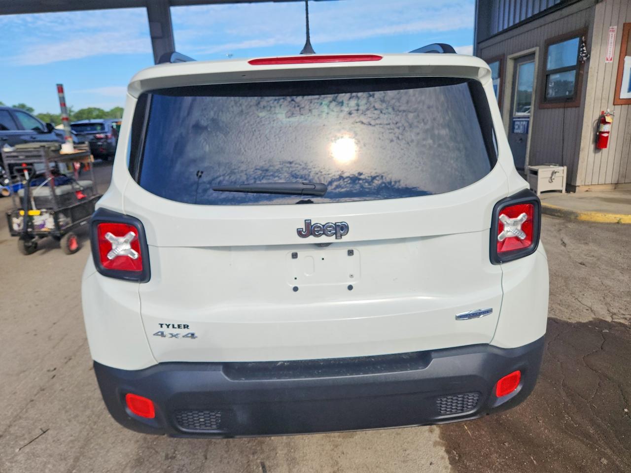 2015 Jeep Renegade Latitude White vin: ZACCJBBT5FPB85209