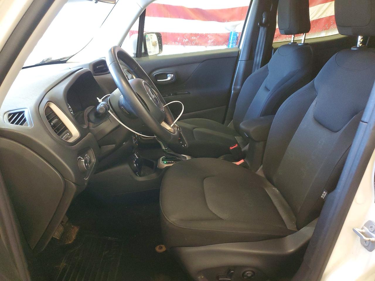 2015 Jeep Renegade Latitude Белый vin: ZACCJBBT5FPB98526