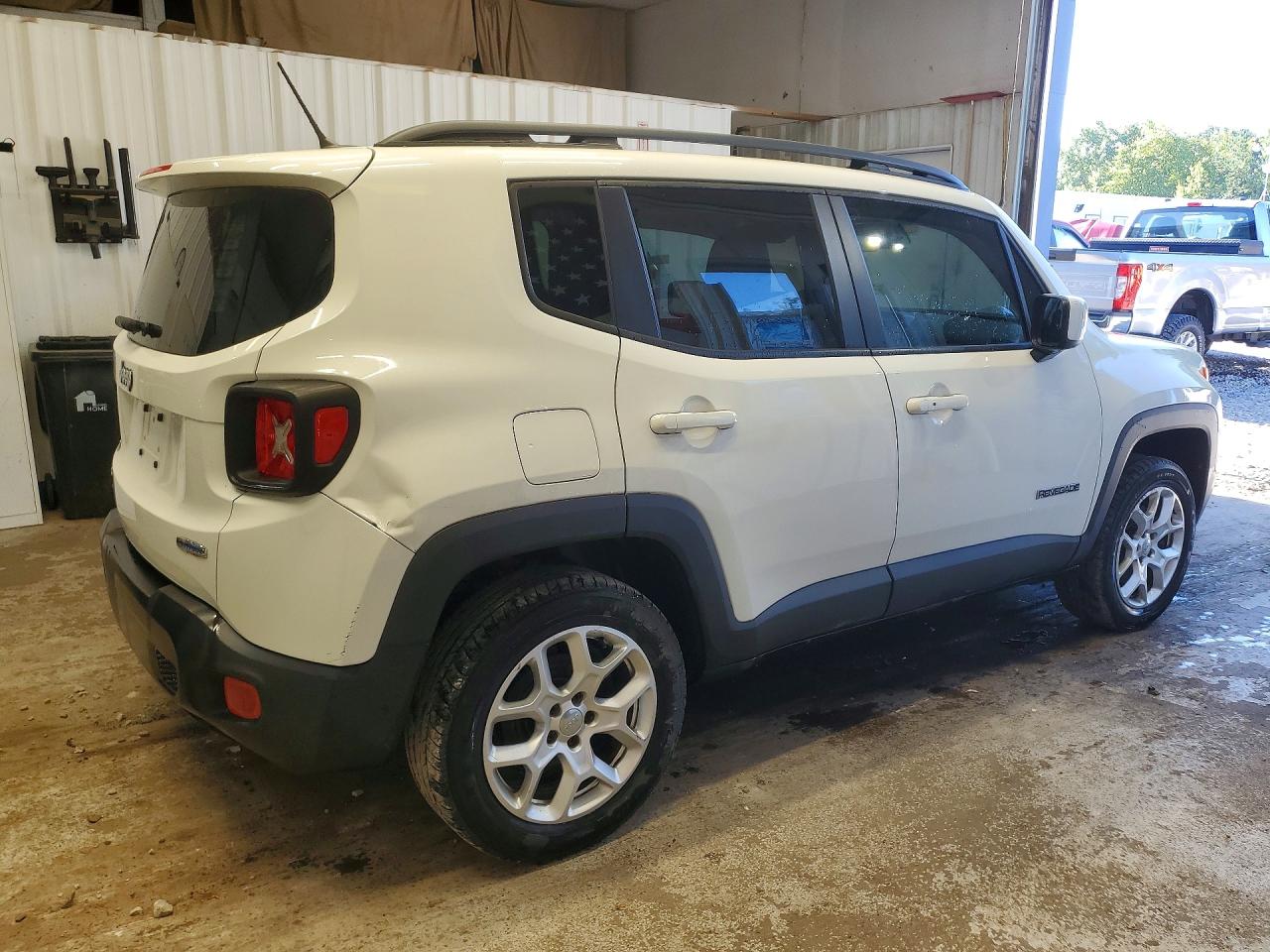 2015 Jeep Renegade Latitude Белый vin: ZACCJBBT5FPB98526