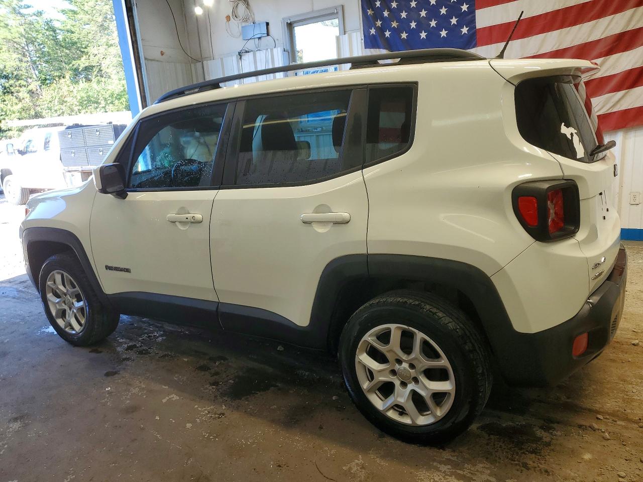 2015 Jeep Renegade Latitude Белый vin: ZACCJBBT5FPB98526
