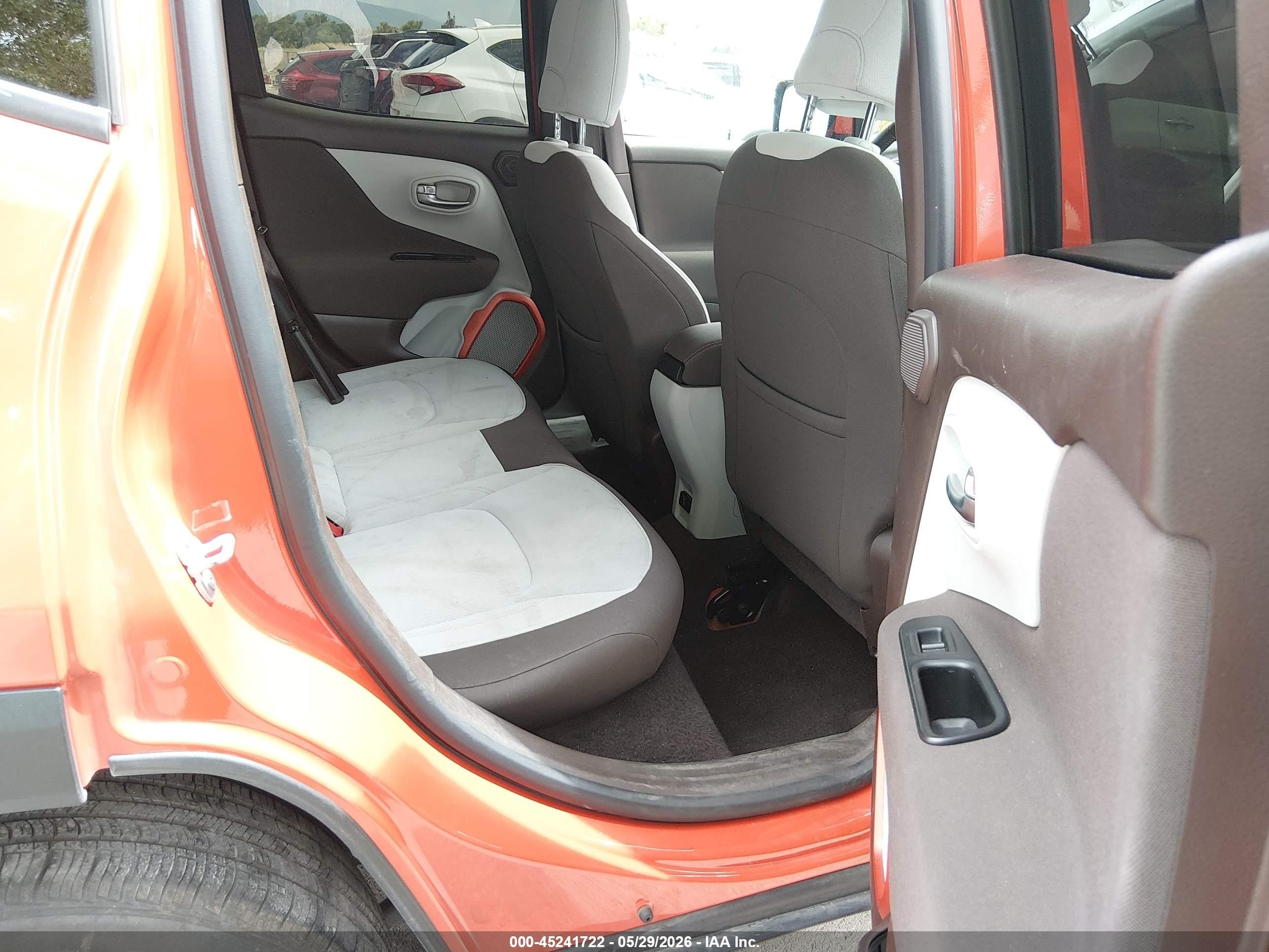 2015 Jeep Renegade Latitude Orange vin: ZACCJBBT6FPB79208