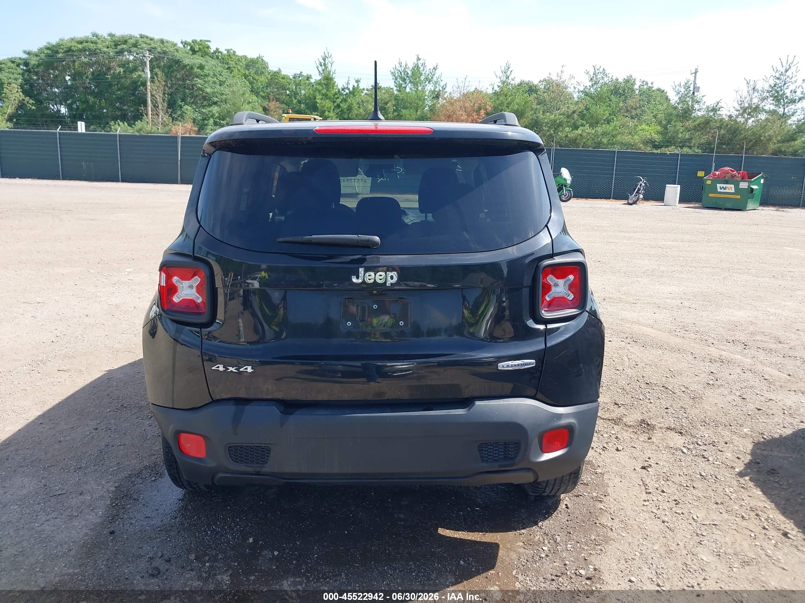 2015 Jeep Renegade Latitude Черный vin: ZACCJBBT6FPB83730