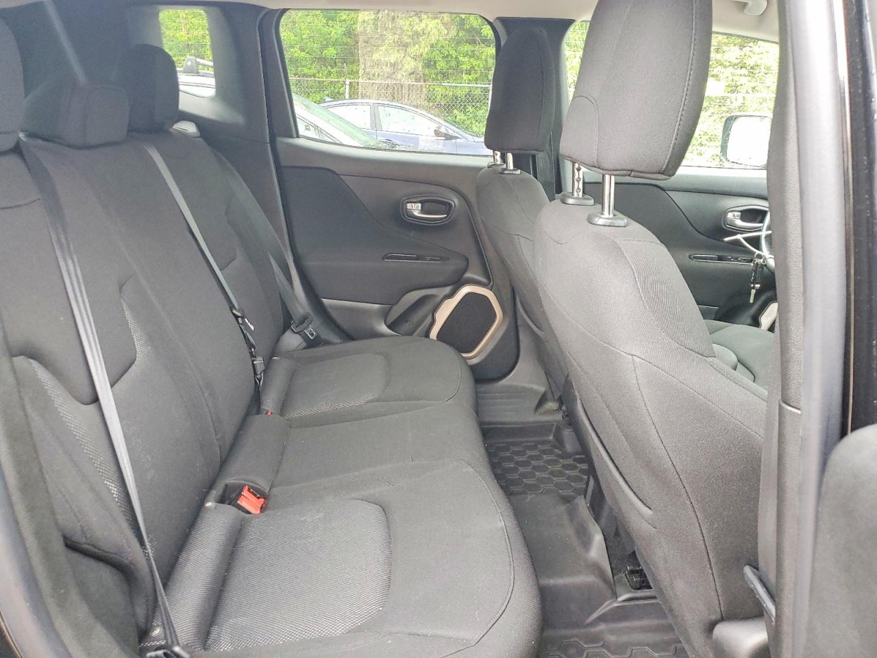 2015 Jeep Renegade Latitude Black vin: ZACCJBBT6FPC04690