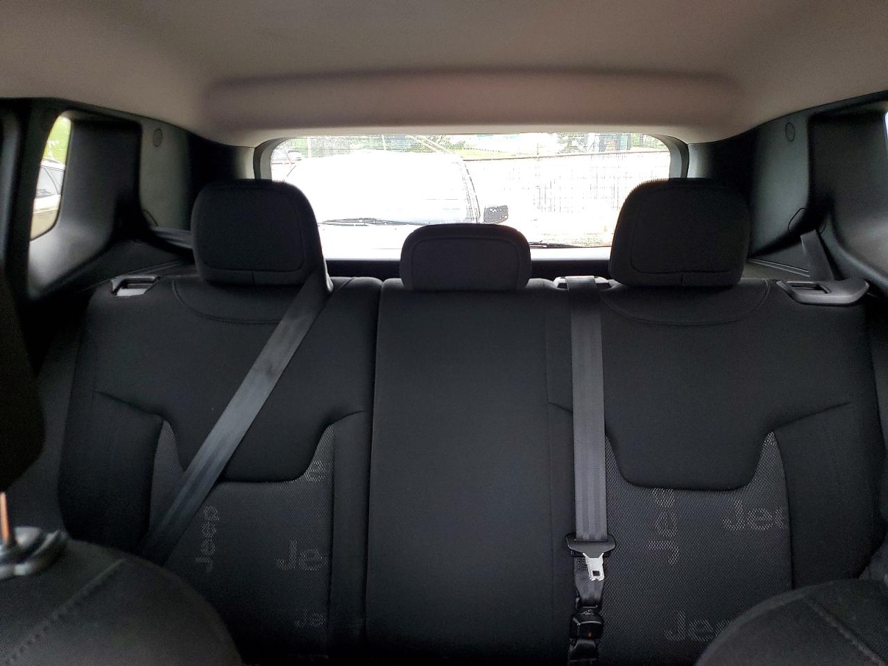 2015 Jeep Renegade Latitude Black vin: ZACCJBBT6FPC04690