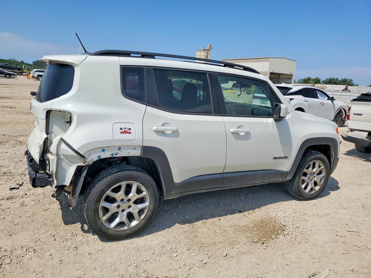 2015 Jeep Renegade Latitude White vin: ZACCJBBT6FPC27449