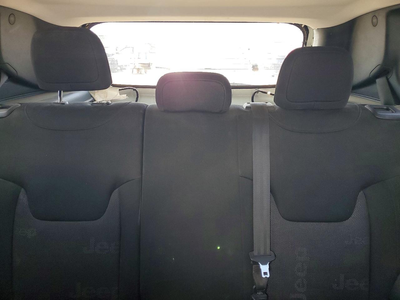 2015 Jeep Renegade Latitude White vin: ZACCJBBT6FPC27449