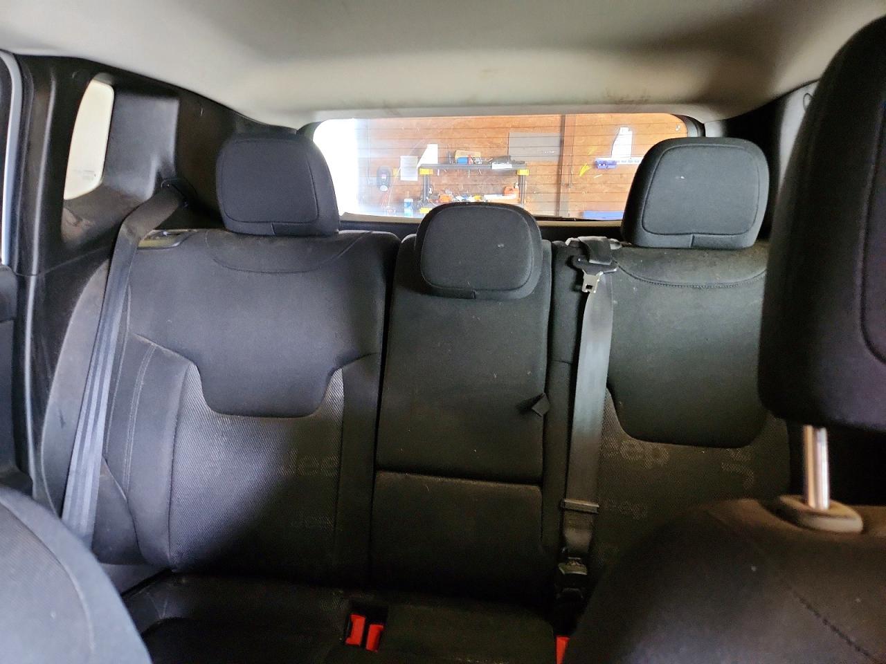 2015 Jeep Renegade Latitude Silver vin: ZACCJBBT6FPC43005