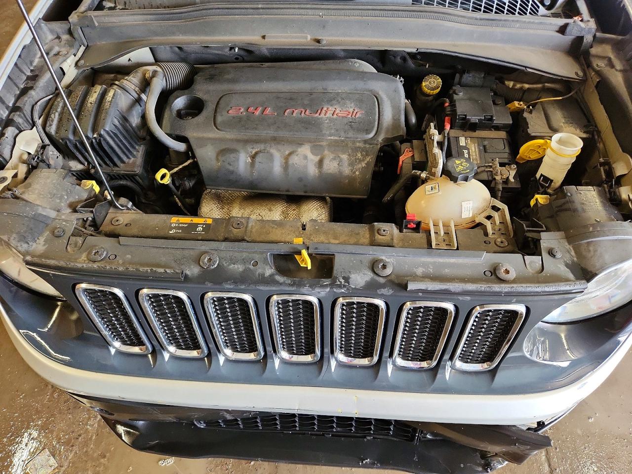 2015 Jeep Renegade Latitude Silver vin: ZACCJBBT6FPC43005