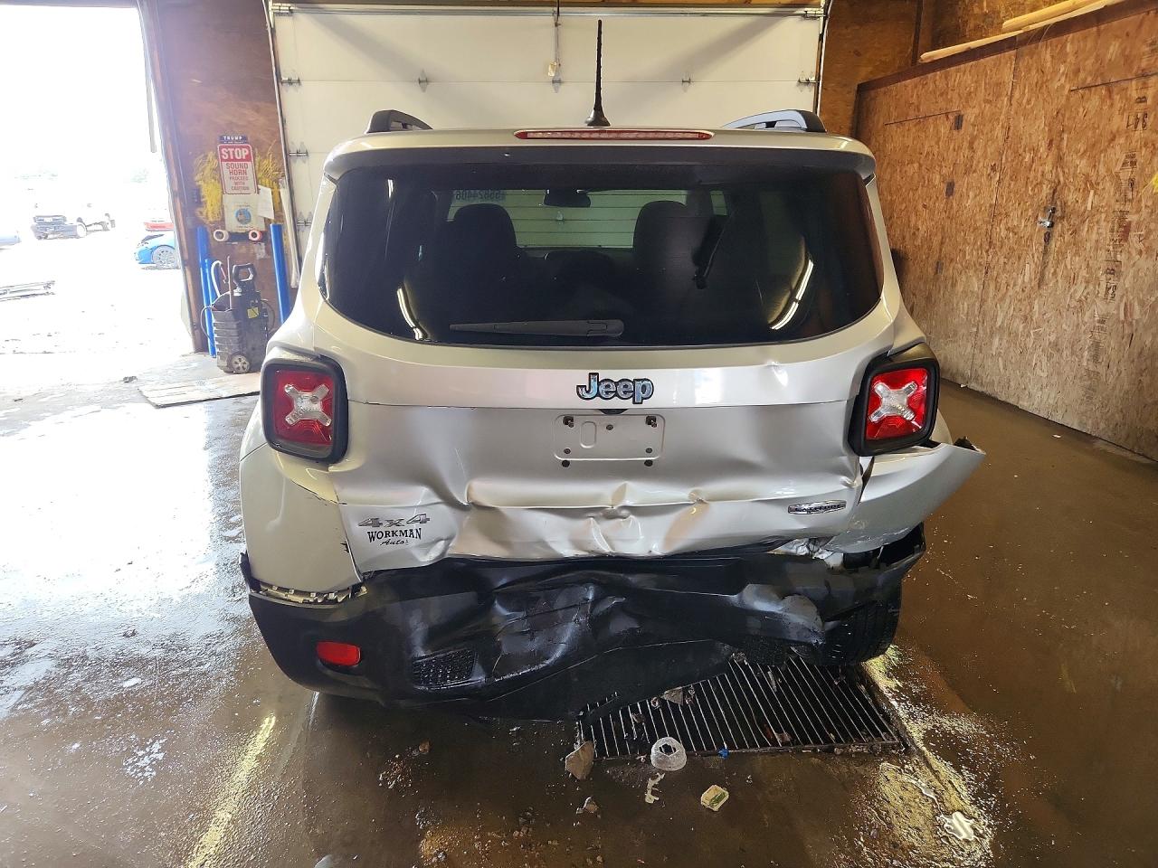 2015 Jeep Renegade Latitude Silver vin: ZACCJBBT6FPC43005
