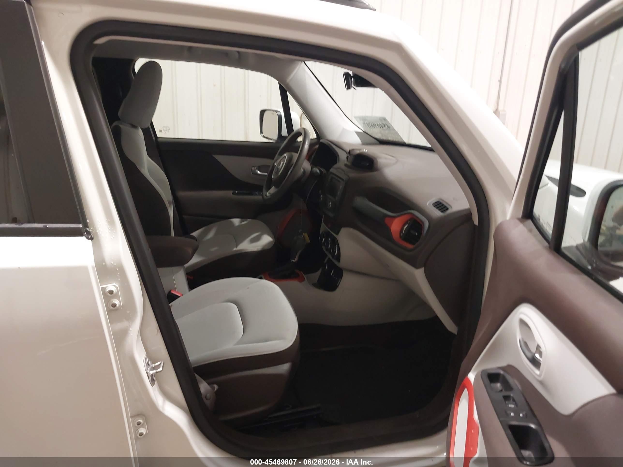 2015 Jeep Renegade Latitude White vin: ZACCJBBT7FPC04584