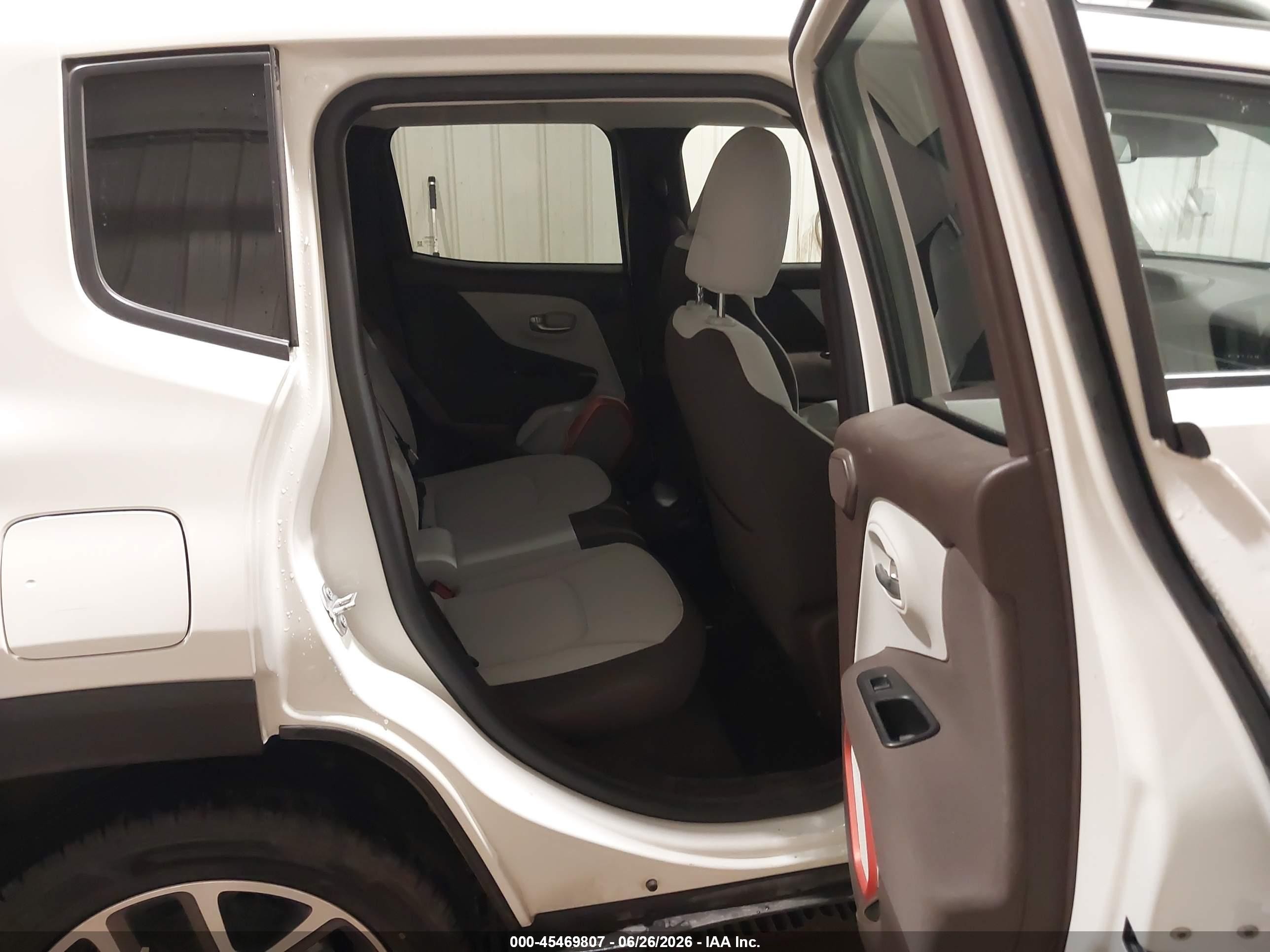 2015 Jeep Renegade Latitude White vin: ZACCJBBT7FPC04584