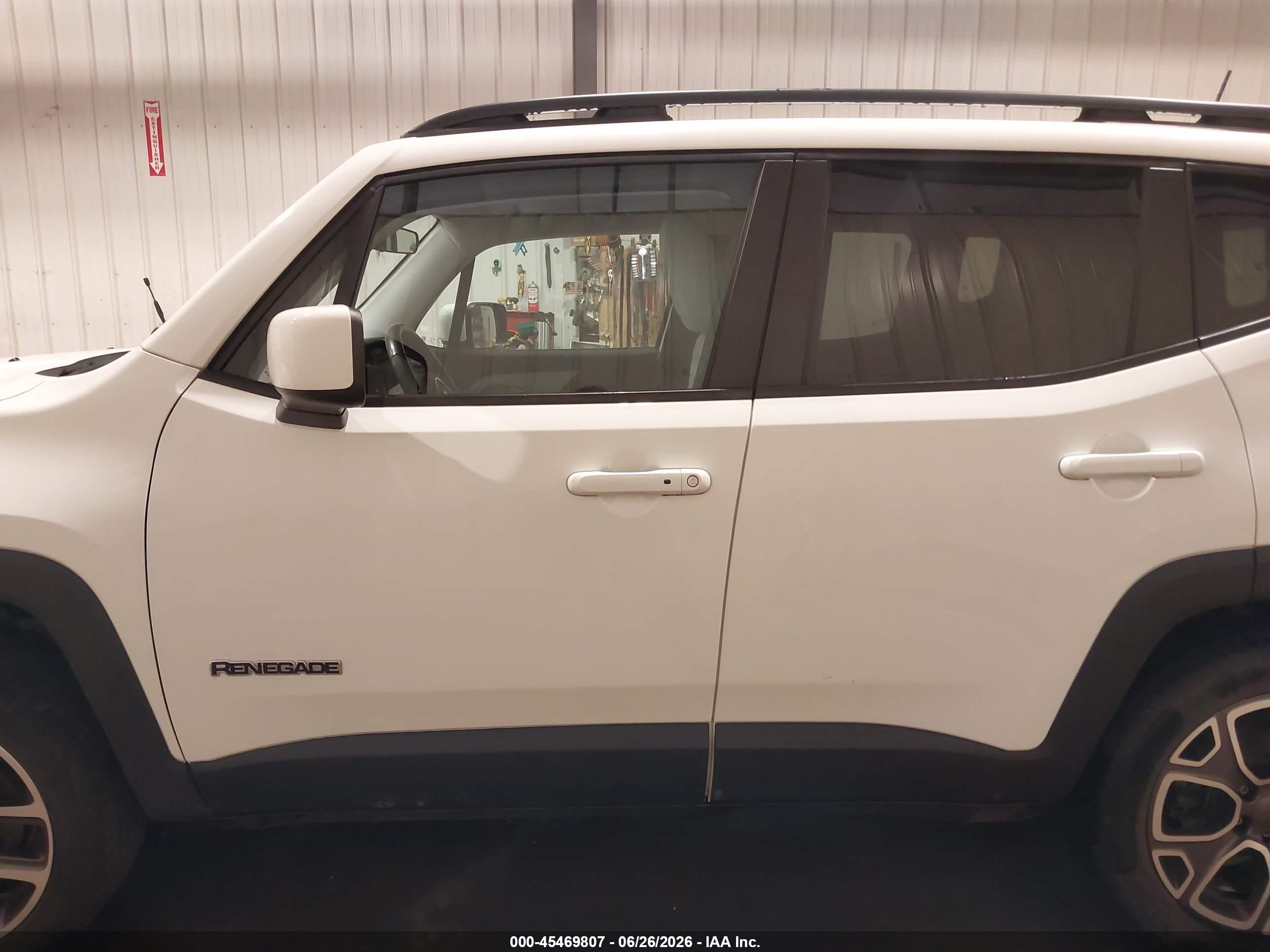 2015 Jeep Renegade Latitude White vin: ZACCJBBT7FPC04584