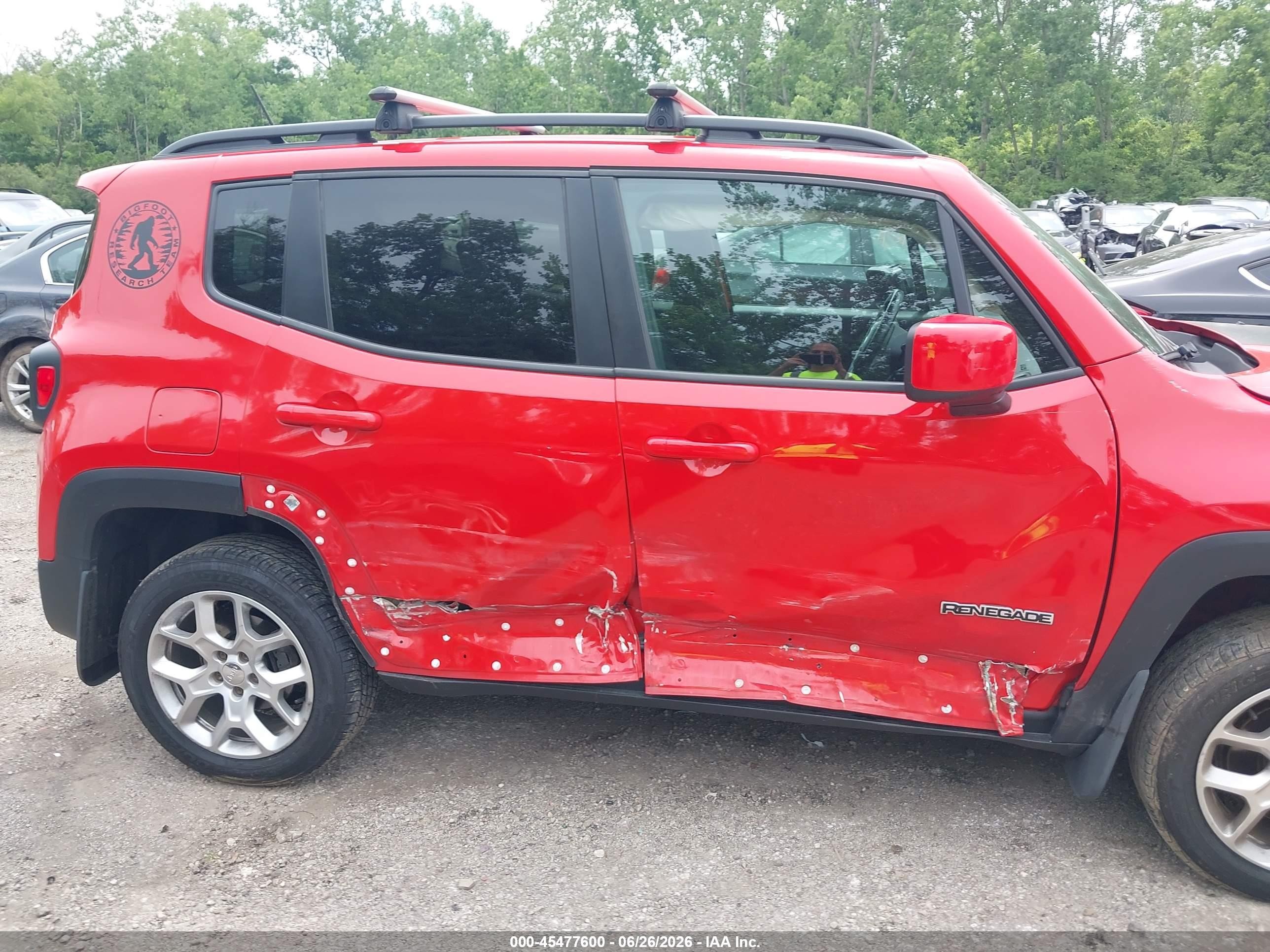 2015 Jeep Renegade Latitude Red vin: ZACCJBBT8FPB41351