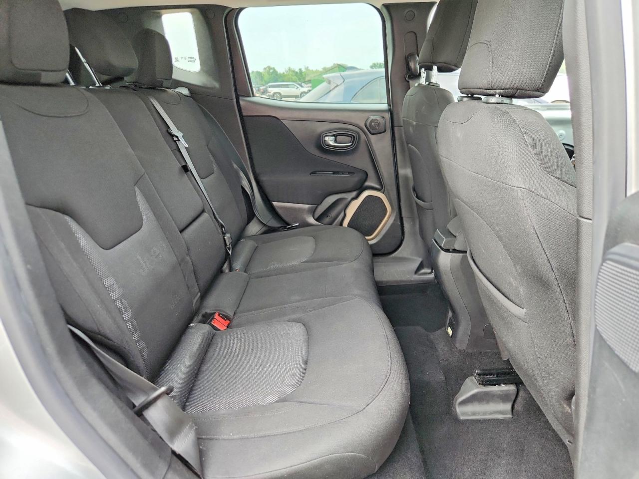 2015 Jeep Renegade Latitude Silver vin: ZACCJBBT8FPC07199