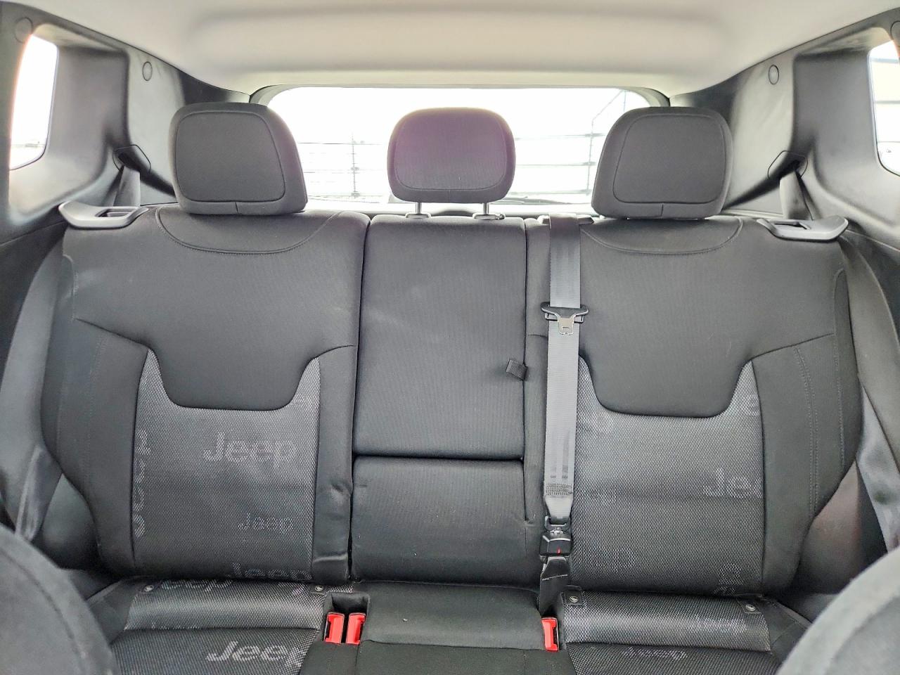 2015 Jeep Renegade Latitude Silver vin: ZACCJBBT8FPC07199