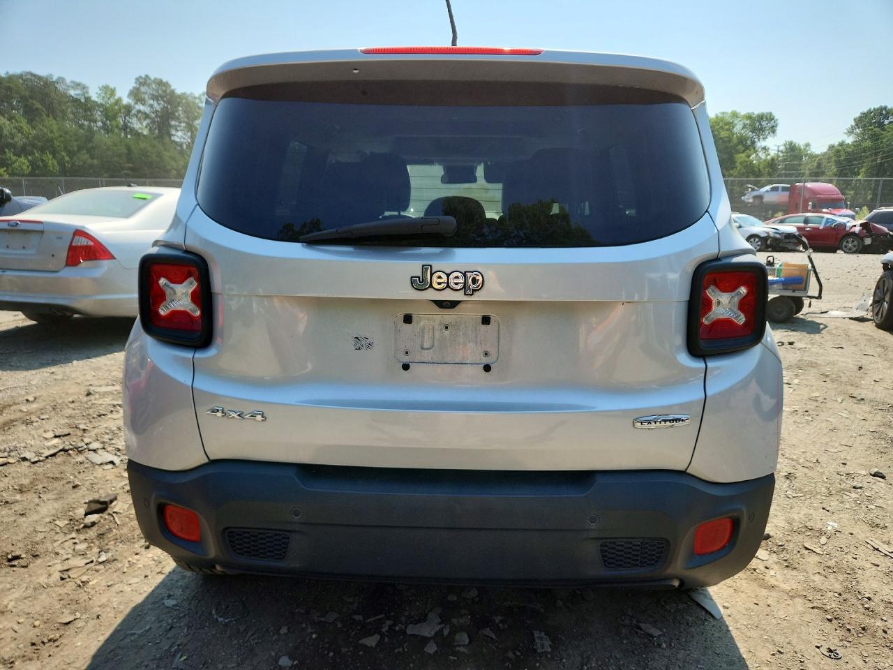 2015 Jeep Renegade Latitude Серебряный vin: ZACCJBBT8FPC35312