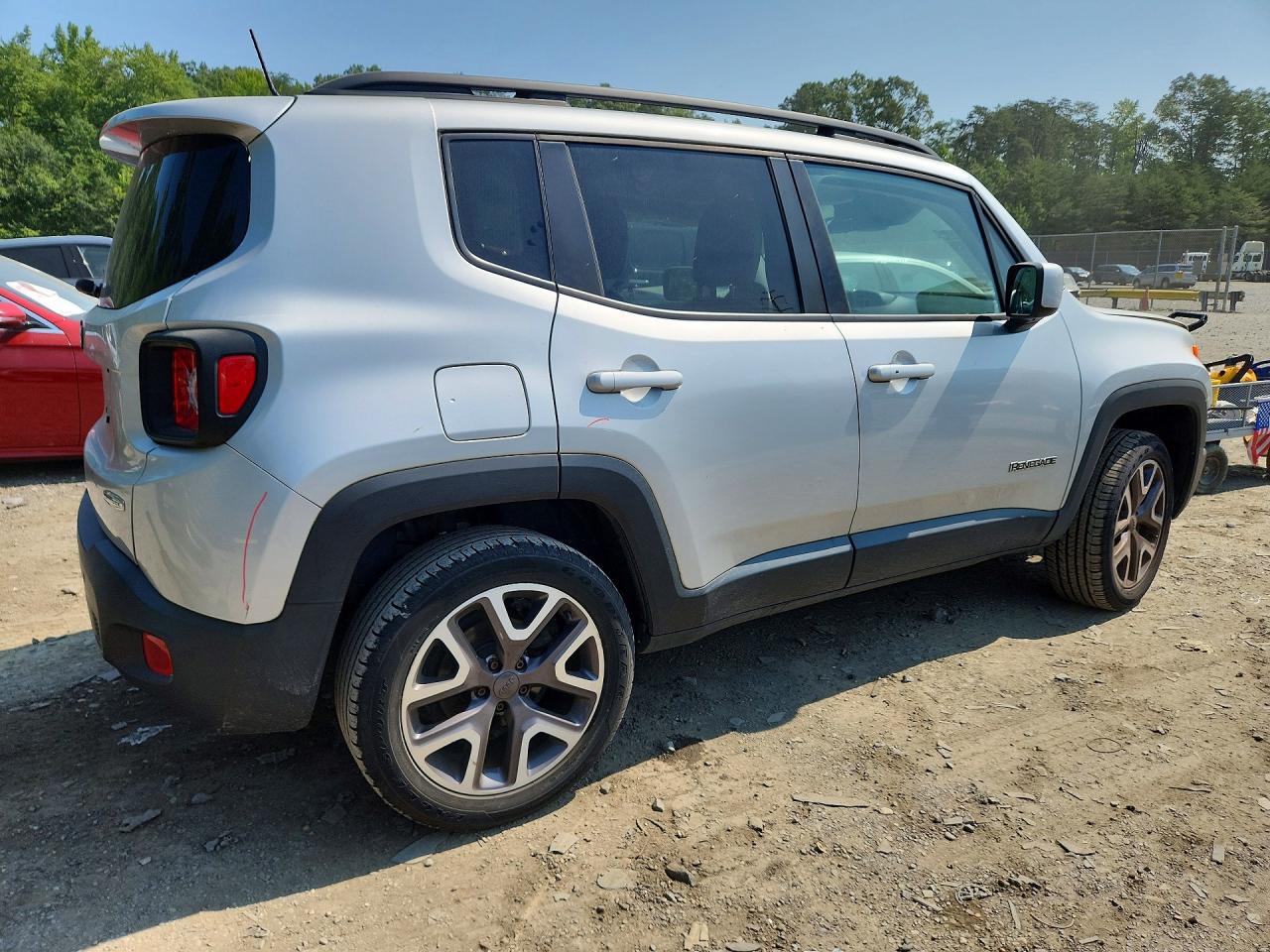 2015 Jeep Renegade Latitude Серебряный vin: ZACCJBBT8FPC35312