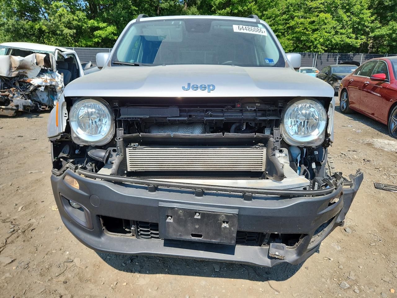 2015 Jeep Renegade Latitude Серебряный vin: ZACCJBBT8FPC35312