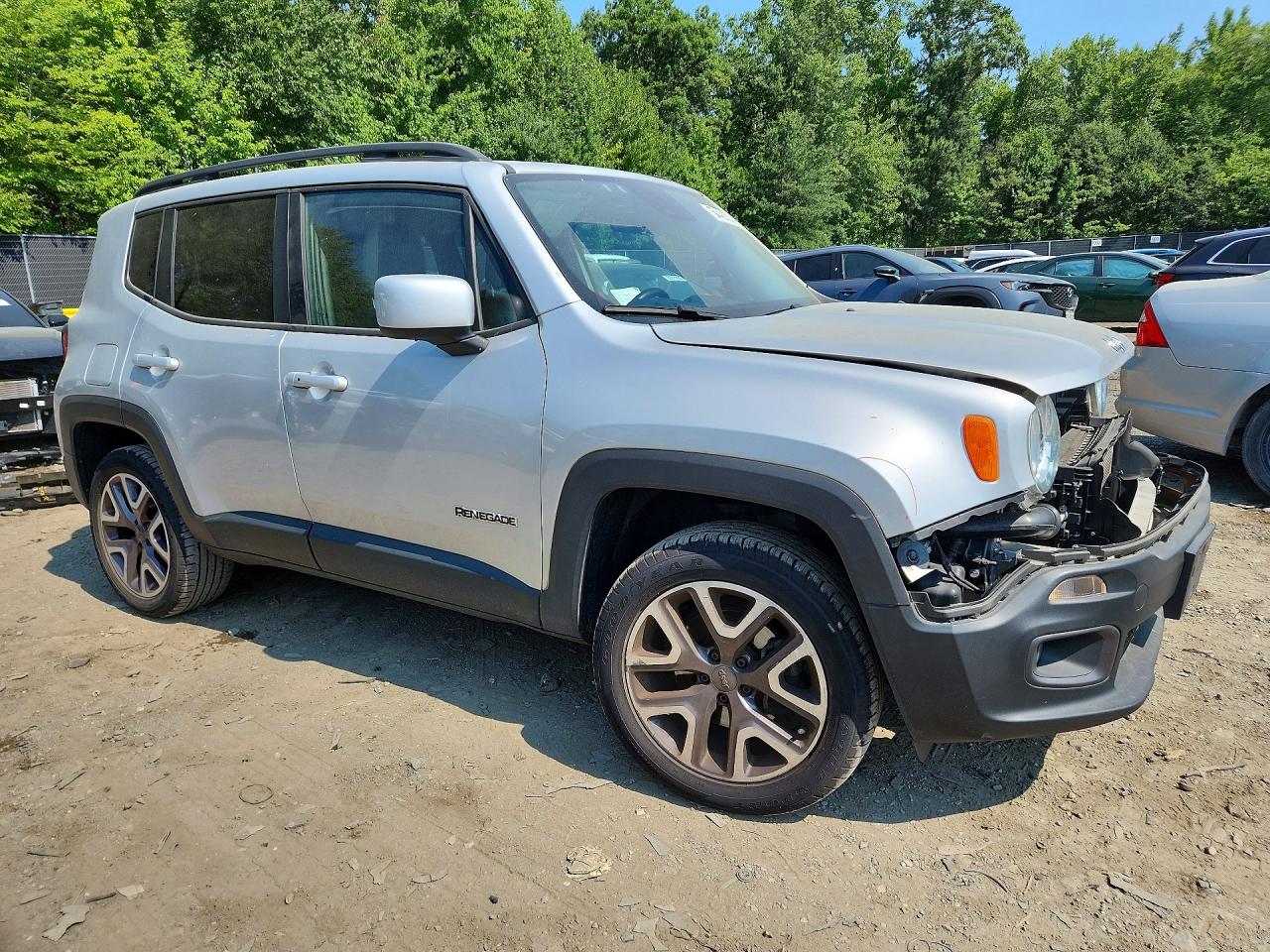 2015 Jeep Renegade Latitude Серебряный vin: ZACCJBBT8FPC35312