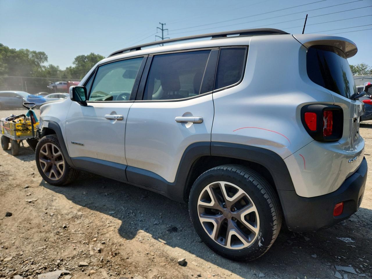2015 Jeep Renegade Latitude Серебряный vin: ZACCJBBT8FPC35312