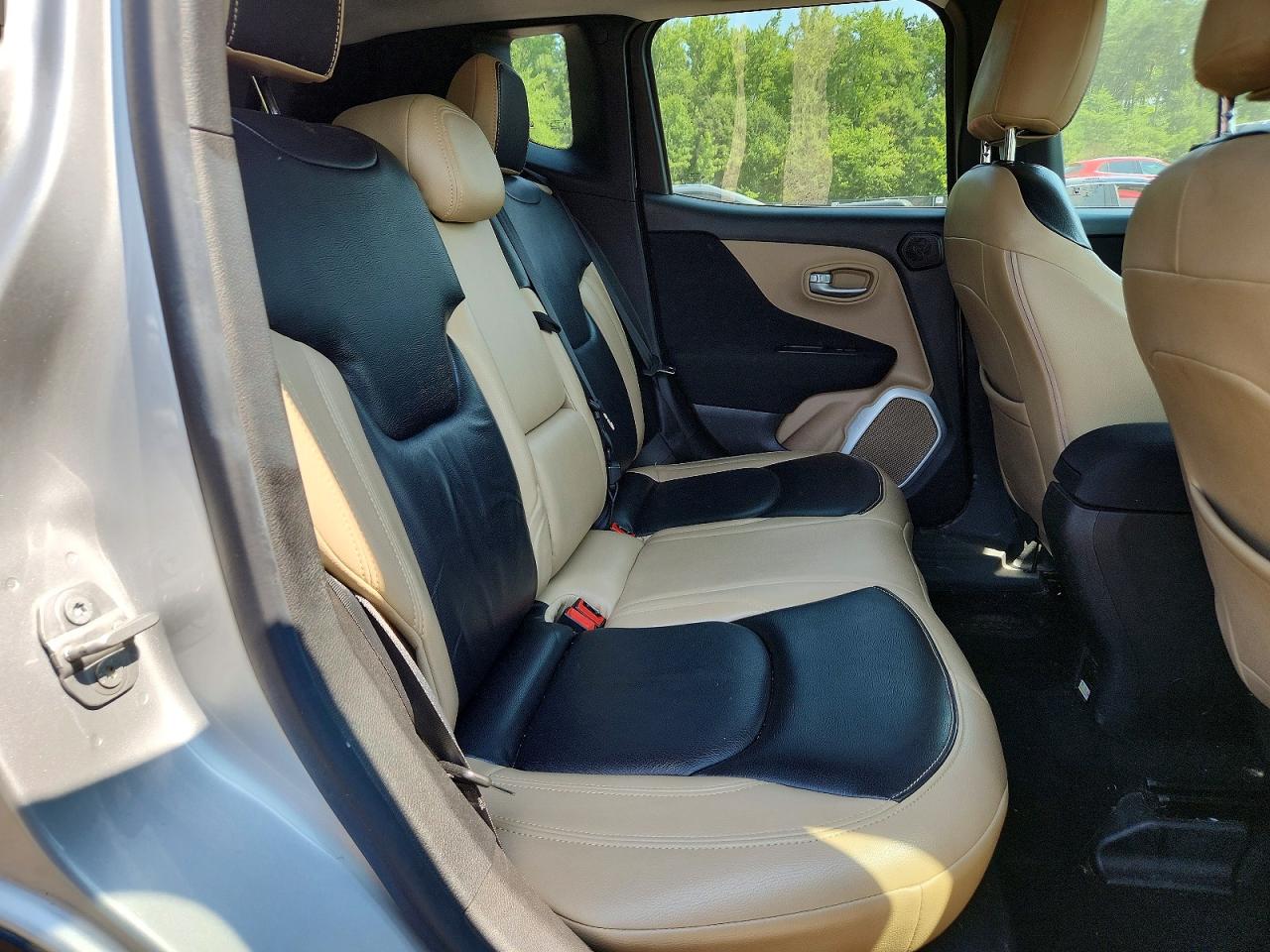2015 Jeep Renegade Latitude Серебряный vin: ZACCJBBT8FPC35312